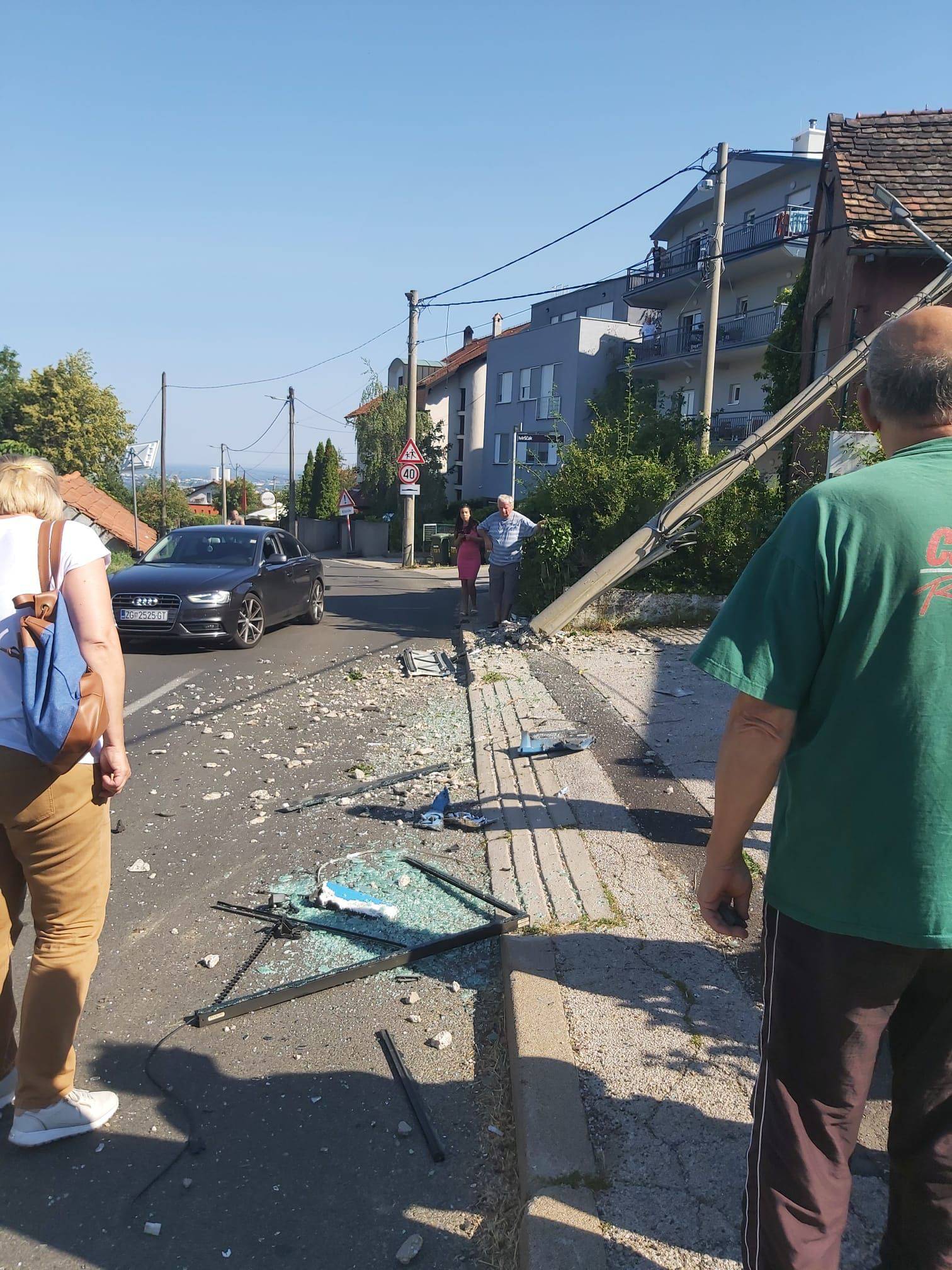 ZET-ov autobus sletio s ceste i zabio se u stup u Remetama