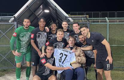 FOTO Predivna gesta igrača Vukovara: Ivanu Šćepini (19) poklonili personalizirani dres