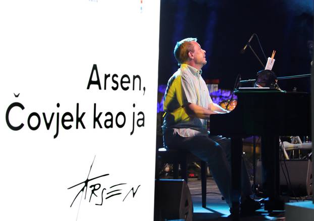 Šibenik: Na tvrđavi Barone održan glazbeni događaj "Arsen, Čovjek kao ja", posvećen Arsenu Dediću