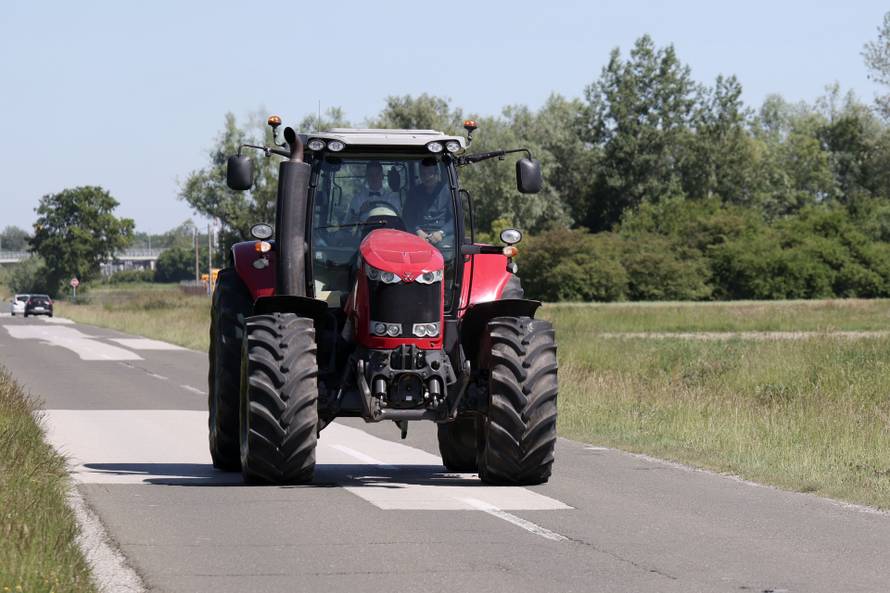 24sata Rugvica: Maturant iz Ježeva, traktorom do Građevinske škole na maturalnu večer