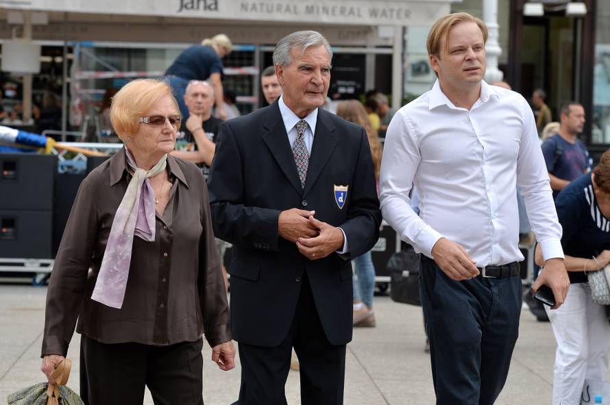 To su pravi šampioni! Trofej i lopta iz '67. izloženi na Trgu