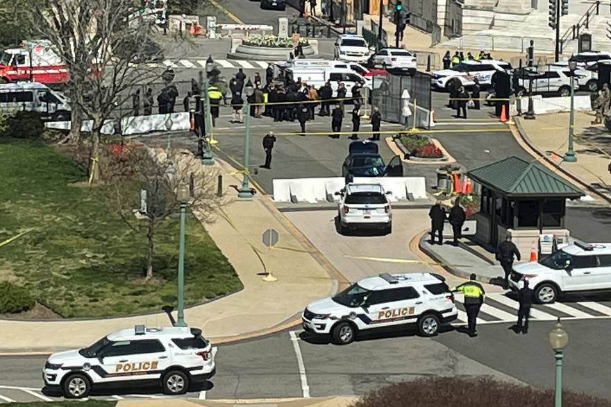 Capitol u blokadi: Preminuo i jedan od ozlijeđenih policajaca, vozač auta napao ih nožem