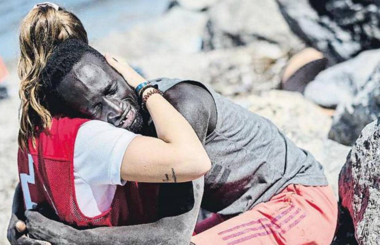 Volonterka zagrlila migranta: Nakon odvratnih izljeva mržnje iz ove slike nastao je - pokret