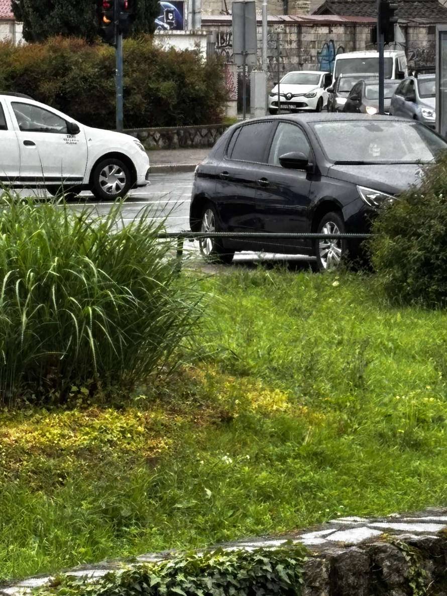 FOTO Sudar u Rijeci: 'Automobil je proklizao i zabio se u drugo vozilo. Čuo se glasan udarac...'