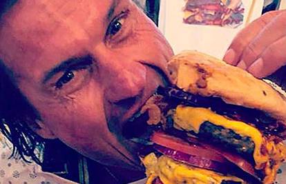 'Ne jedite meso, spasite planet' - reče on pa kupi mega burger