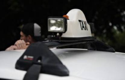 Taksist odbio seks, a djevojka mu razbila prozor na taksiju 