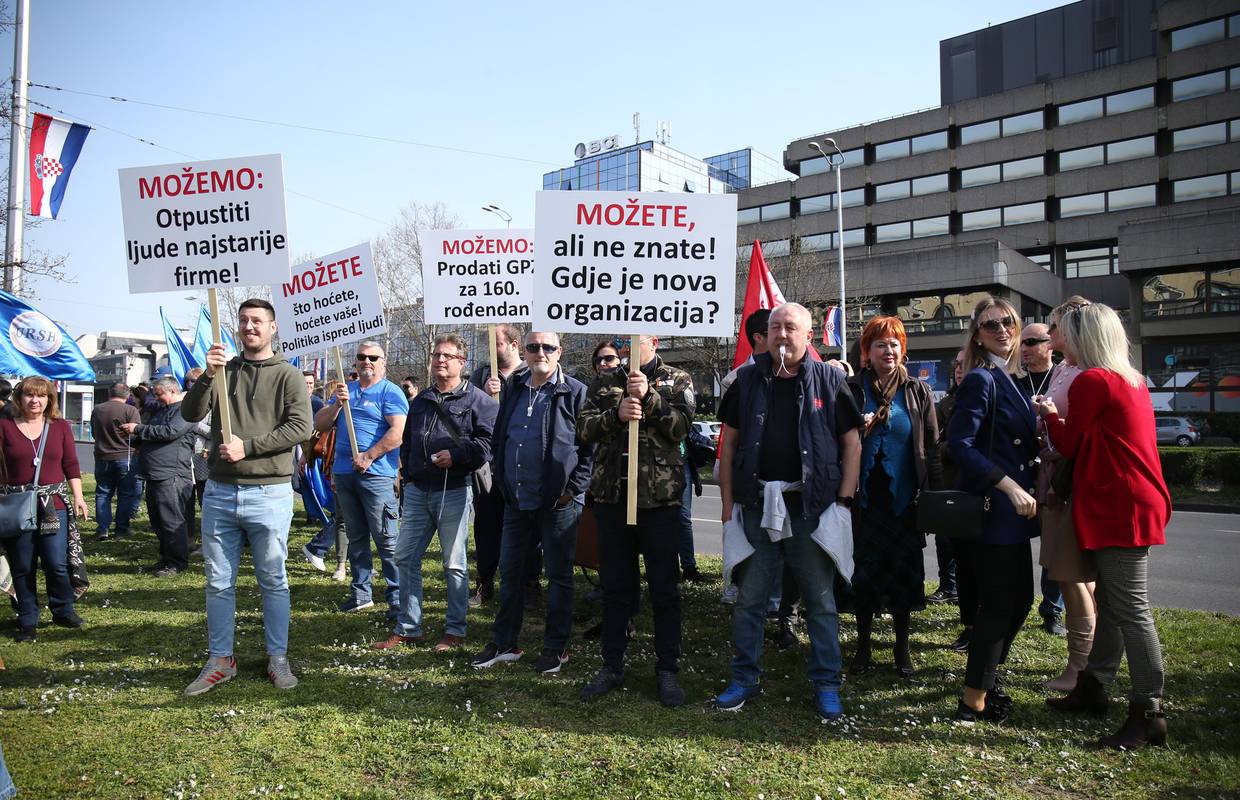 VIDEO Prosvjed protiv otkaza u Holdingu, sindikati zatražili smjene uprave: Zaustavite farsu