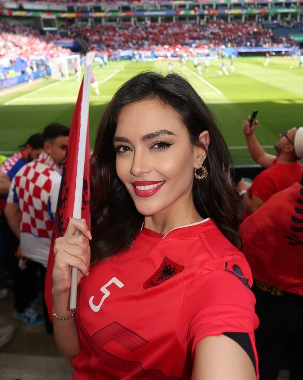 FOTO Pogledajte kako je fatalna Albanka proslavila pobjedu nad Srbijom. Neki su joj zamjerili