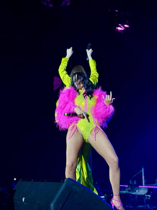 FOTO Milica Pavlović rasplesala Rijeku u kristalima, a iz publike je bodrila posebna osoba....