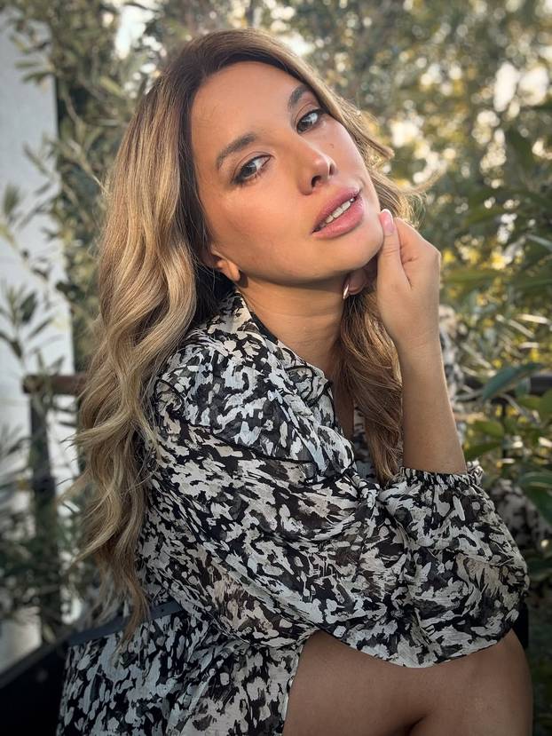 FOTO Nives od magle pobjegla na more, u prvi plan došle njene visoke čizme i mrežaste čarape