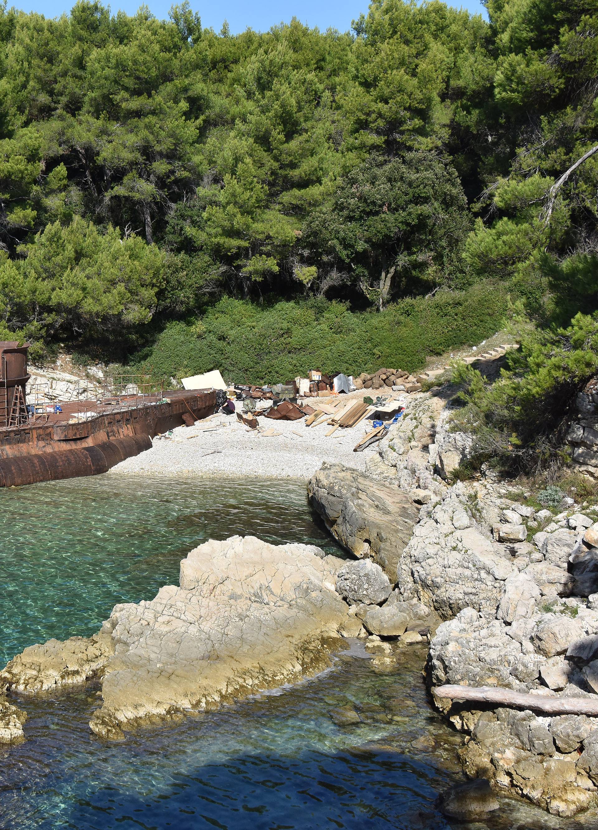 Ratna zona u Puli: Na plažu se 'nasukao' 30-metarski U-boot