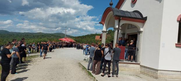 FOTO TUGA U KOTOR VAROŠU Pokopali Draganu (34) koja je poginula u buktinji kod Omiša