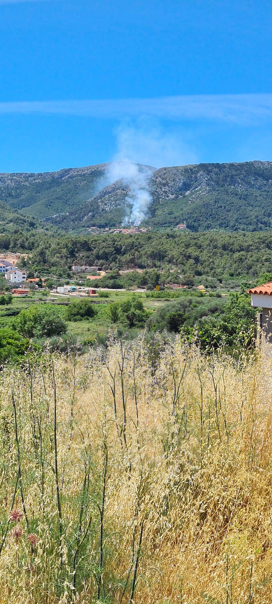 Veliki požari izbili na Braču i na Hvaru, s buktinjom se bore  sve snage s otoka, gase i kanaderi