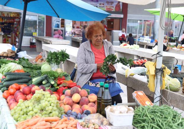 Šibenik: Ponuda vo?a i povr?a na šibenskoj tržnici