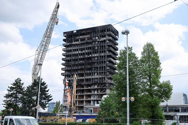 Zagreb: Kod Vjesnikovog nebodera počela je montaža velikog krana dizalice