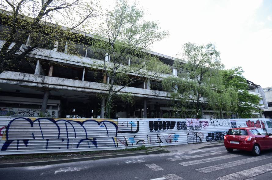 Zagreb: Derutna zgrada Zagrebačke banke u Paromlinskoj ulici