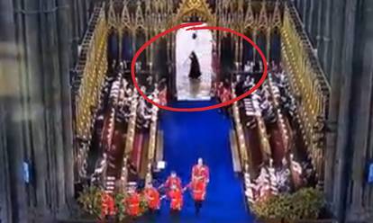 24 urnebesne fotke s krunidbe: Louisa su morali izvesti iz crkve, a Camilla je imala dvojnice...
