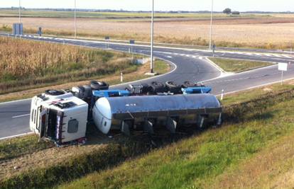 Cisterna sa 23 t amonijaka se prevrnula na cesti u Virovitici