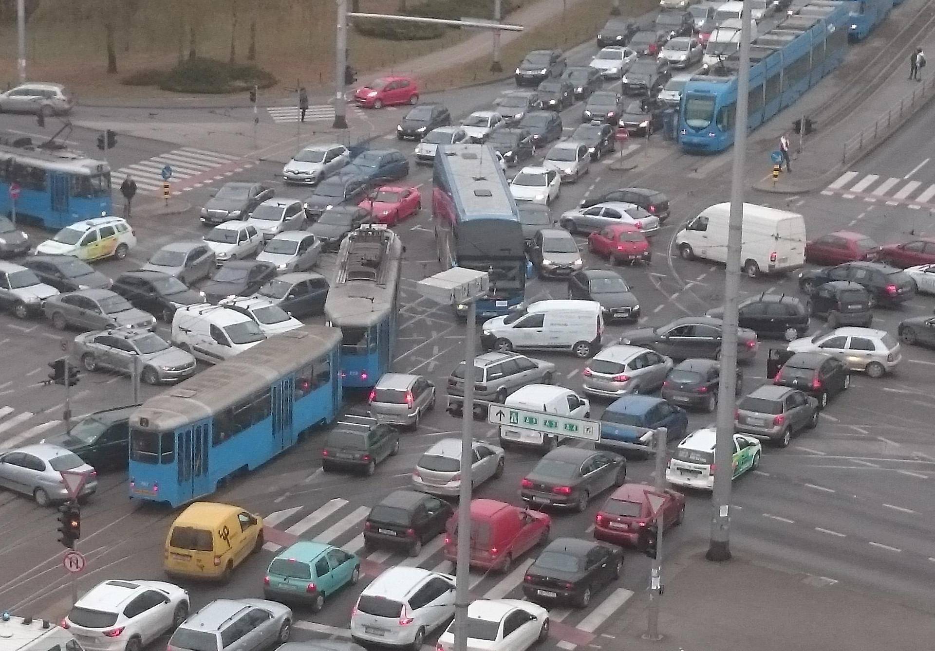 Zagreb je u prometnoj blokadi: Velike gužve, sudari, prijetnje...