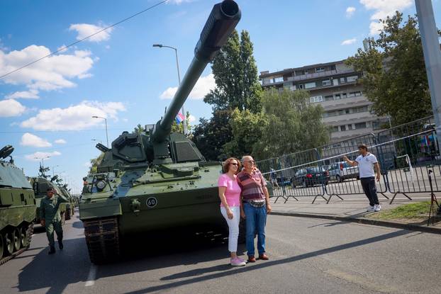 Zagreb: Građani se okupljaju duž trase vojnog mimohoda