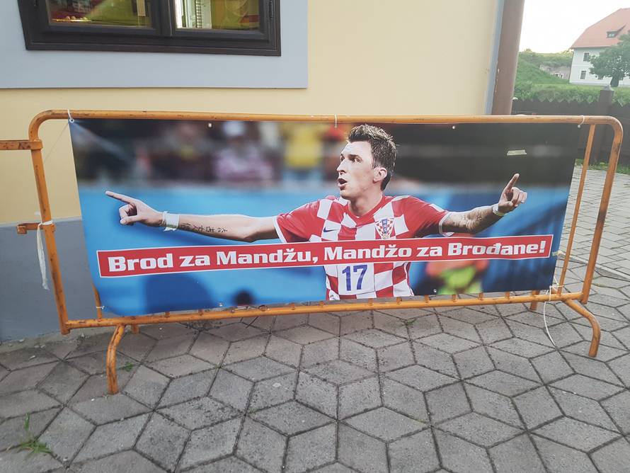 Mario Mandžukić s 25 tisuća kuna častio sugrađane pivom