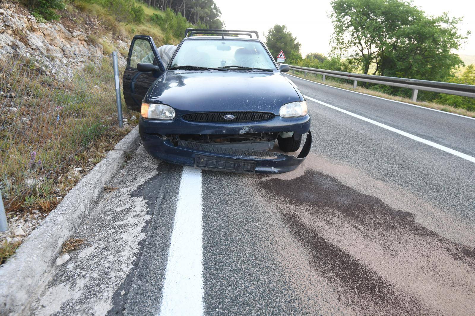 Automobil naletio na kamen koji je uslijed potresa pao na cestu kod Vrpolja