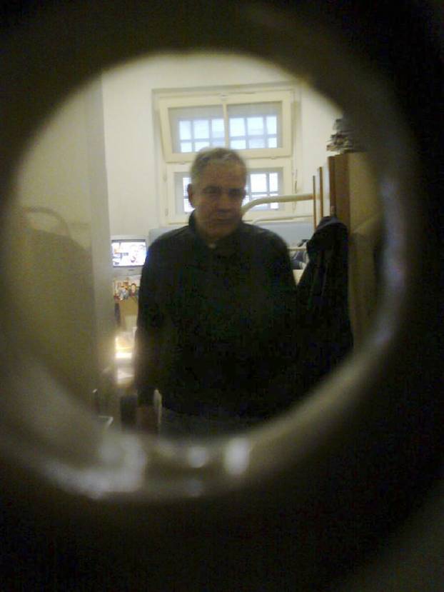 FOTO Ćaća je izašao iz zatvora: Uspon i pad bivšeg premijera, iza rešetaka proveo 10 godina