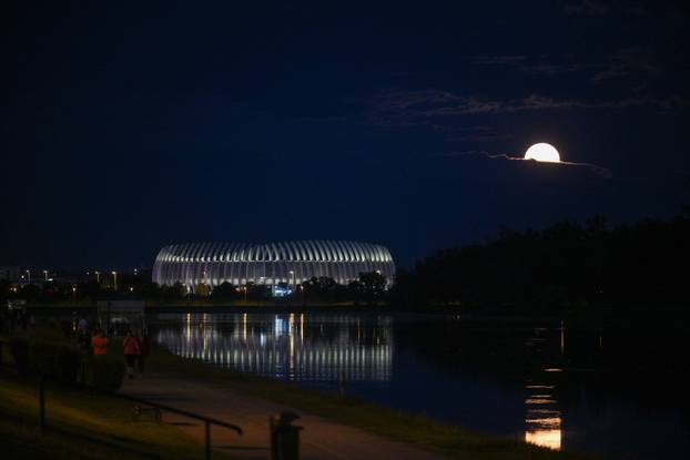 Zagreb: Izlazak punog mjeseca nad gradom