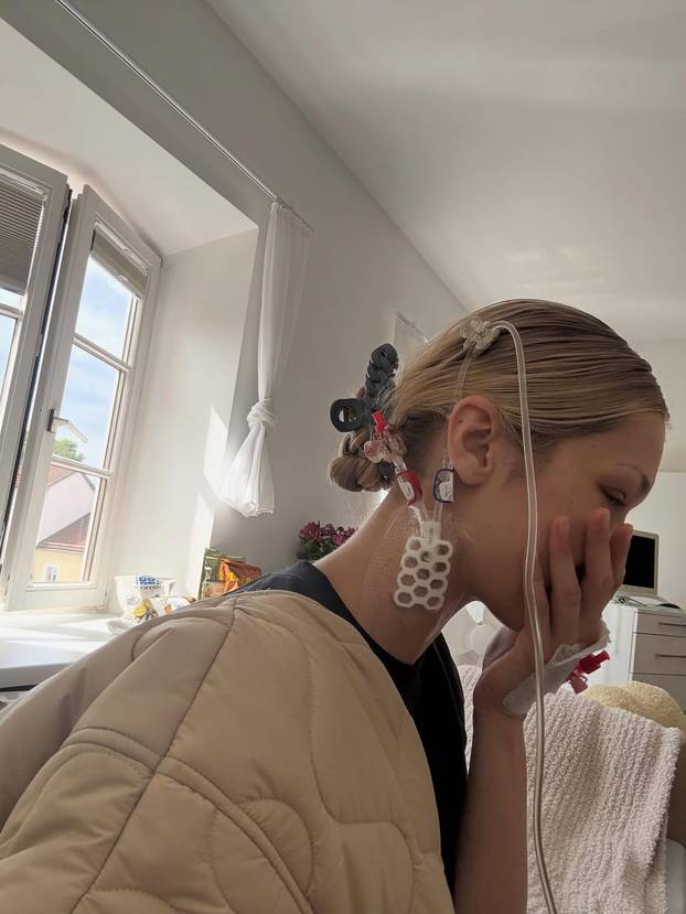 FOTO Bolest je nije spriječila: Bella Hadid prošetala modnom pistom u seksi donjem rublju