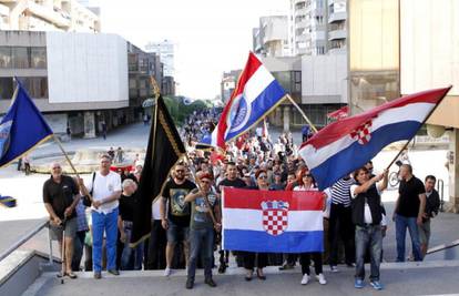 Političari, sjašite braniteljima s grbače, nemojte im pomagati...