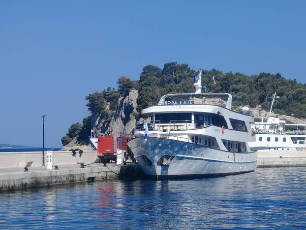 Planuo turisti?ki brod u Makarskoj, dvoje ljudi ozlije?eno