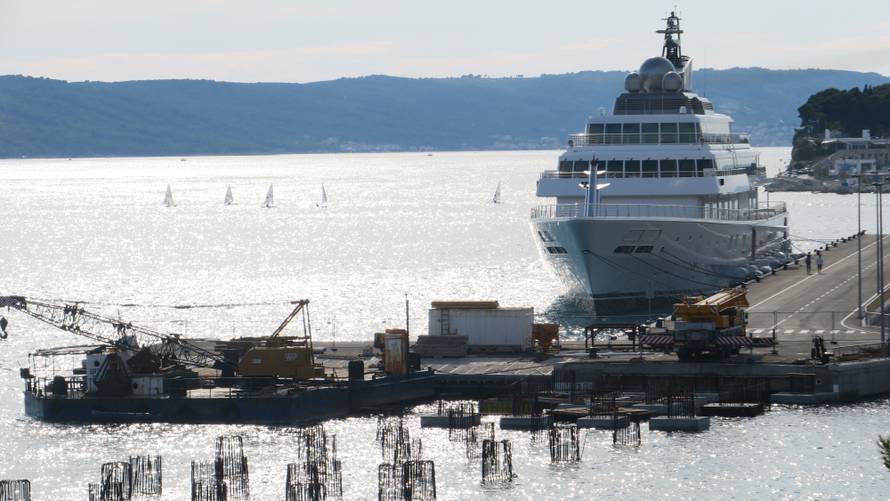 Gigantska jahta Ivanke Trump nije 'stala' uz splitsku obalu