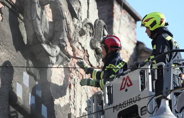 Zagreb: Vatrogasci u Ilici ruše dijelove fasada sa zgrada koji prijete prolaznicima najprometnije ulice