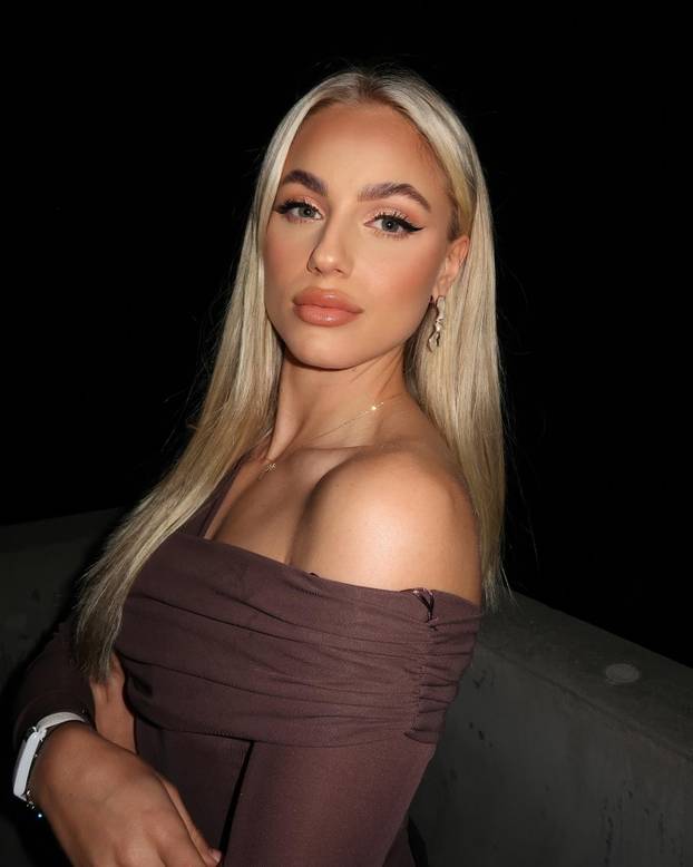 FOTO Kratka haljina i zavodljivi pogled. Ovako je najljepša nogometašica uplovila u 2026.