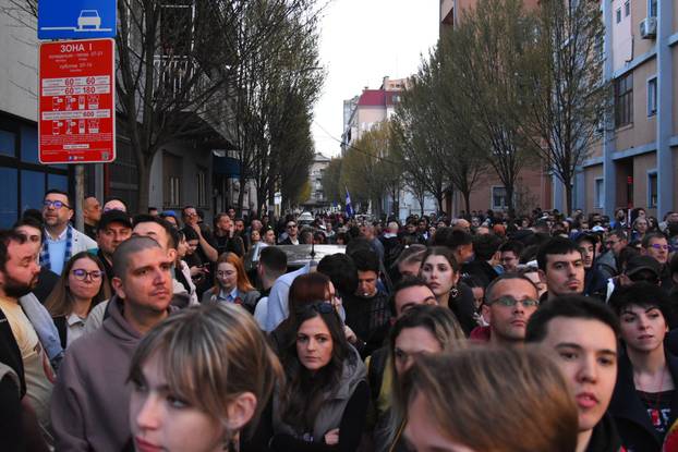 FOTO Jajima na Vučićevce: Ljudi u Nišu zasuli gradonačelnika, na kraju otkazali stranački skup