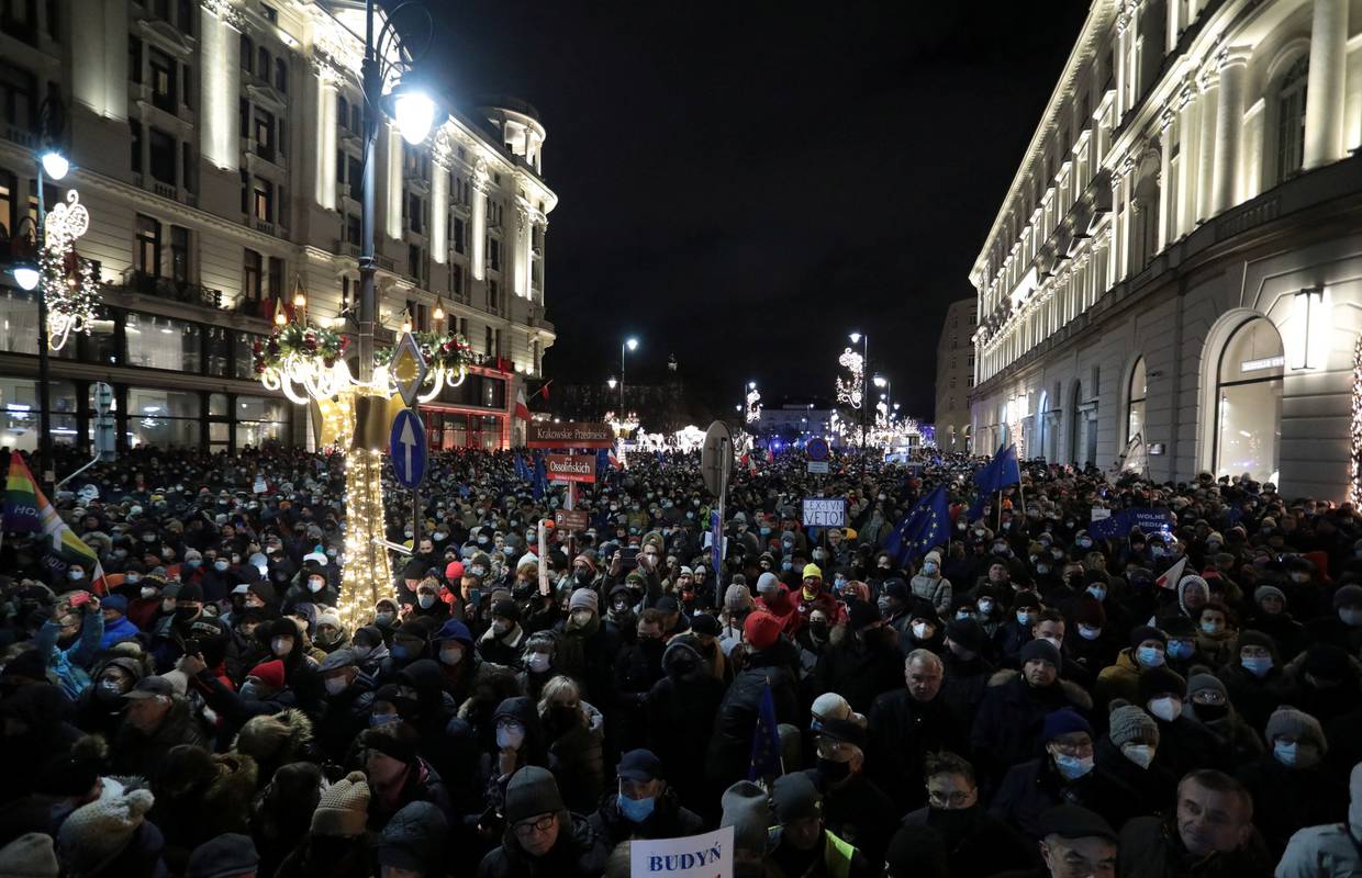 Poljaci prosvjedovali protiv zakona o medijima: Žele da predsjednik uloži veto na zakon