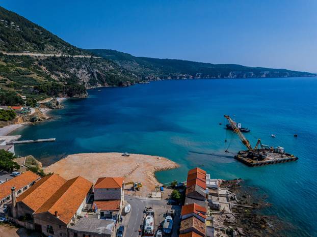 Izgradnju ribarske luke u Komiži prati mnoštvo optužbi za devastaciju okoliša zbog nekontroliranog nasipavanja