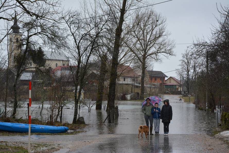 U Petrinji strepe od odrona, u Kosinju po hranu idu čamcima