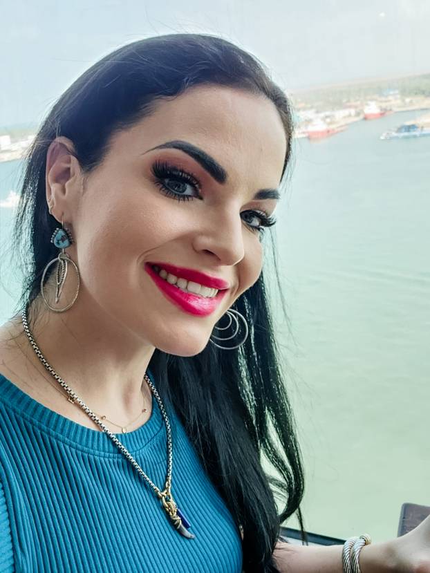 FOTO Ova odvjetnica ima najširi jezik, liže 4 lizalice. Odjednom!