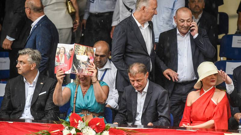 Gđa. Milanović izbacila ramena u crvenoj, a gđa. Jandroković pokisla do kože u plavoj kreaciji