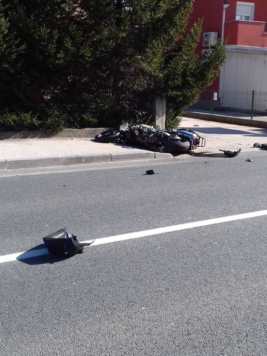 Sudar u Sinju: Motorom se zabio u auto i završio u zidu