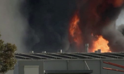 VIDEO Požar guta tvornicu u Melbourneu, 180 vatrogasaca gasi vatru. Crni dim iznad grada