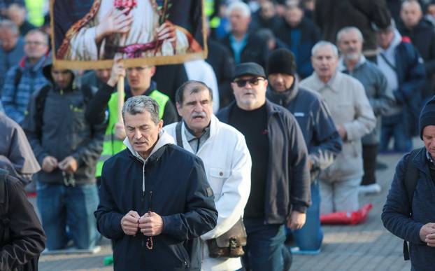Zagreb: Molitelji krunice na Trgu bana Jelačića
