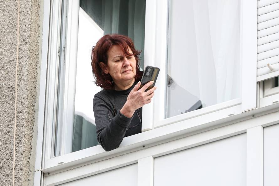 Prosvjednici  su stigli pred stan Tomislava Tomaševića i najavili  da će pjevati Thompsonove pjesme 