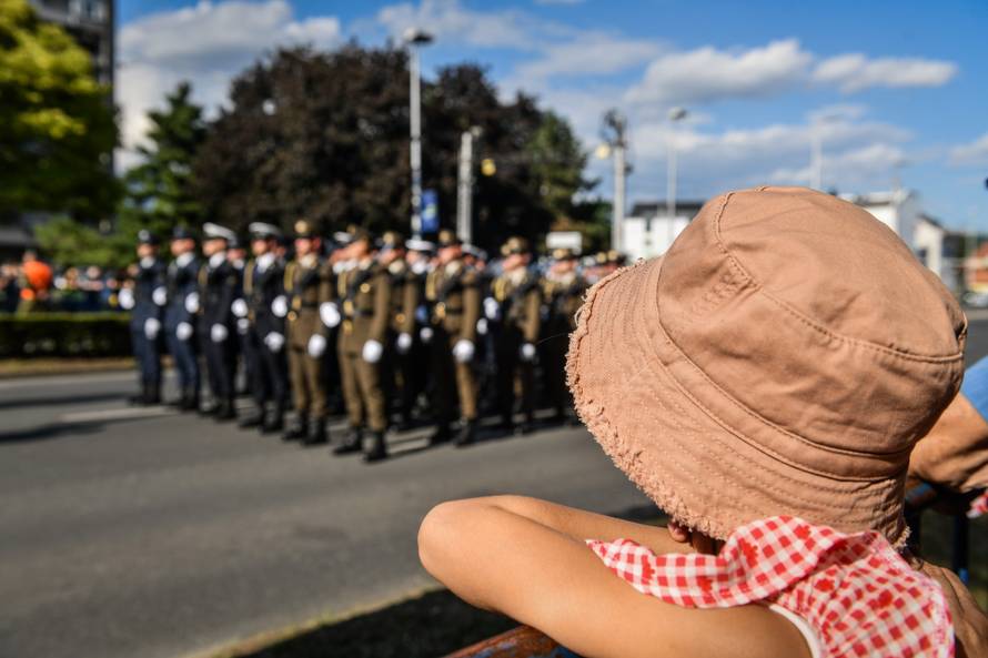 Zagreb: Uzvanici na vojnom mimohodu u povodu 30. obljetnice VRO Oluja
