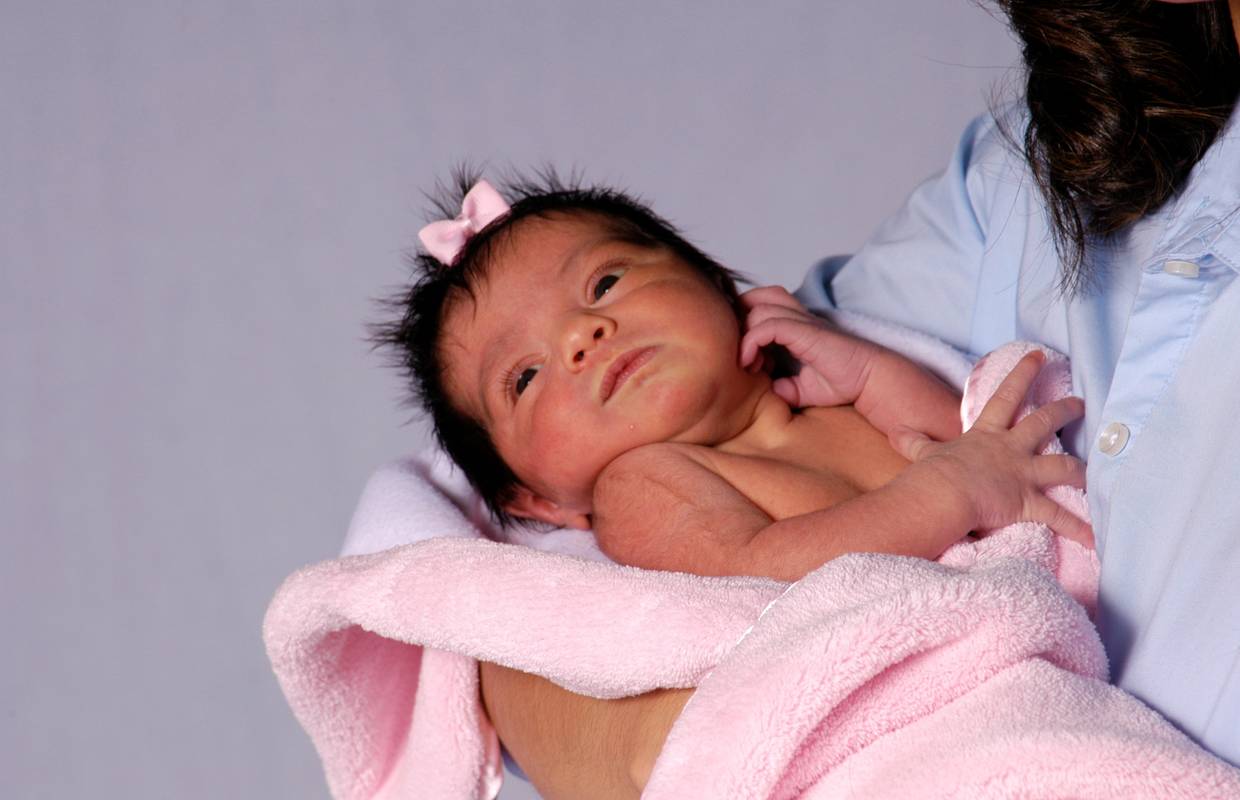Mame, ne bojte se maziti svoje bebe: Tako im ubrzavate razvoj