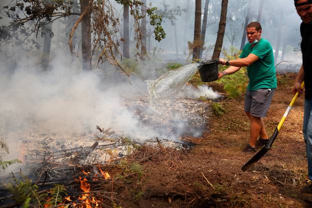 A view of a wildfire near Lacanau