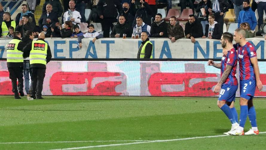 Livaja zaštitio suigrače: Primio huligana i uhvatio ga oko vrata