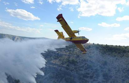U požaru kod Primoštena gori četiri hektara šume