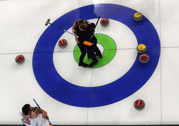 FOTO Slovenci prvi u skijaškim skokovima, brat i sestra osvojili zlato u curlingu, Shiffrin druga